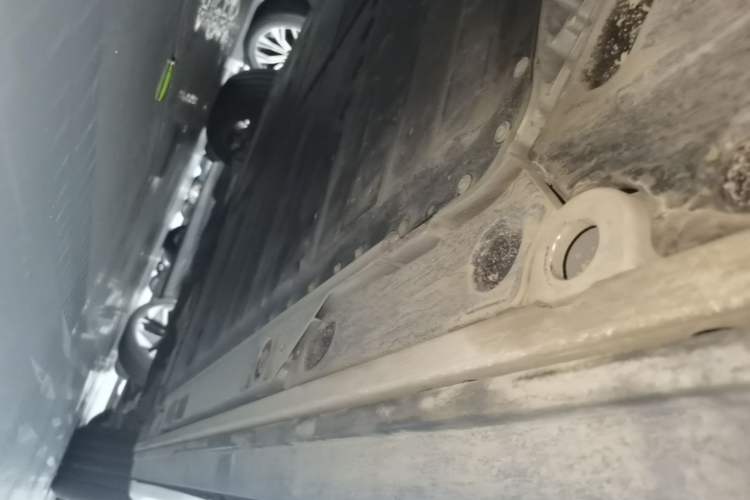 Used ONVO Luxeed L90 2025 Model—Max Six-Seater Version Right Side Sill