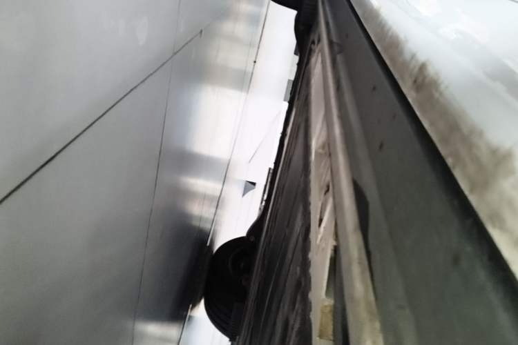 Used ONVO Luxeed L90 2025 Model—Max Six-Seater Version Right Side Sill