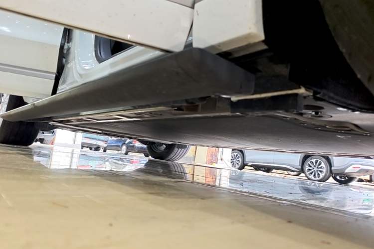 Used ONVO Luxeed L90 2025 Model—Max Six-Seater Version Right Side Sill