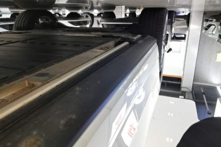 Used ONVO Luxeed L90 2025 Model Ultra Six-Seater 60-degree Battery Edition Right Side Sill