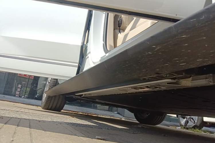 Used ONVO Luxeed L90 2025 Model—Ultra Six-Seater Version Right Side Sill
