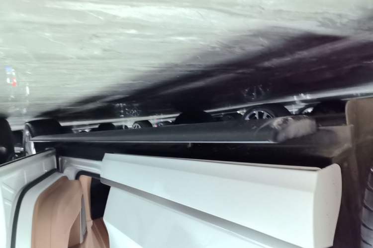 Used ONVO Luxeed L90 2025 Model—Ultra Six-Seater Version Right Side Sill
