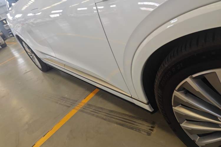 Used ONVO Luxeed L90 2025 Model—Ultra Six-Seater Version Right Side Sill