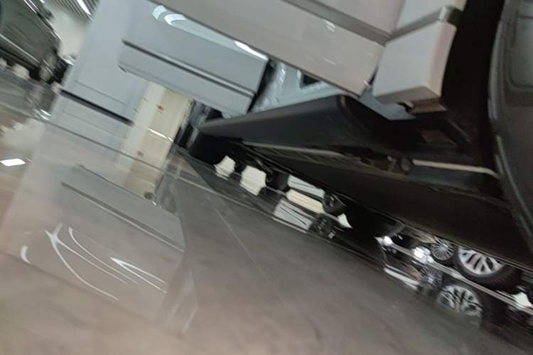 Used ONVO Luxeed L90 2025 Model—Pro Six-Seater Version Right Side Sill