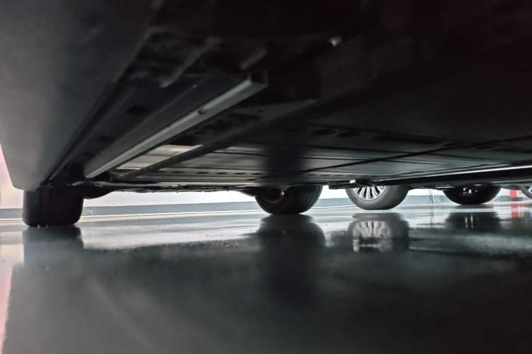 Used ONVO Luxeed L90 2025 Model—Max Six-Seater Version Right Side Sill