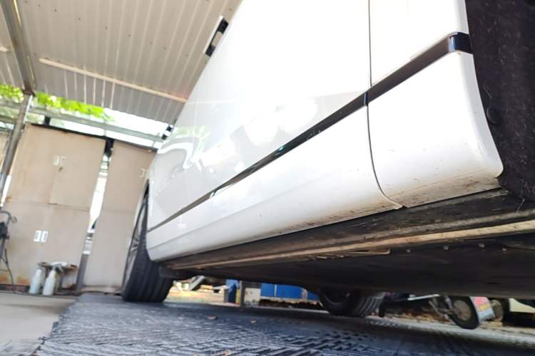 Used ONVO Luxeed L90 2025 Model—Ultra Six-Seater Version Right Side Sill
