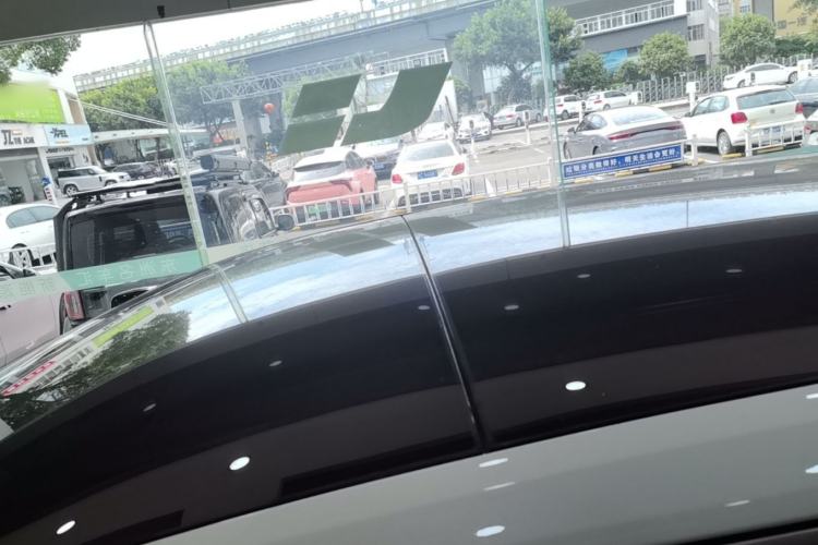 Used ONVO Luxeed L90 2025 Model—Pro Six-Seater Version Roof