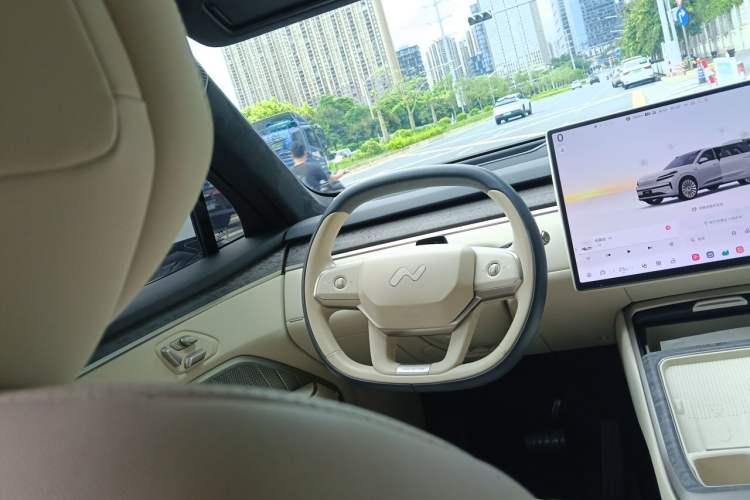 Used ONVO Luxeed L90 2025 Model—Max Six-Seater Version Steering Wheel