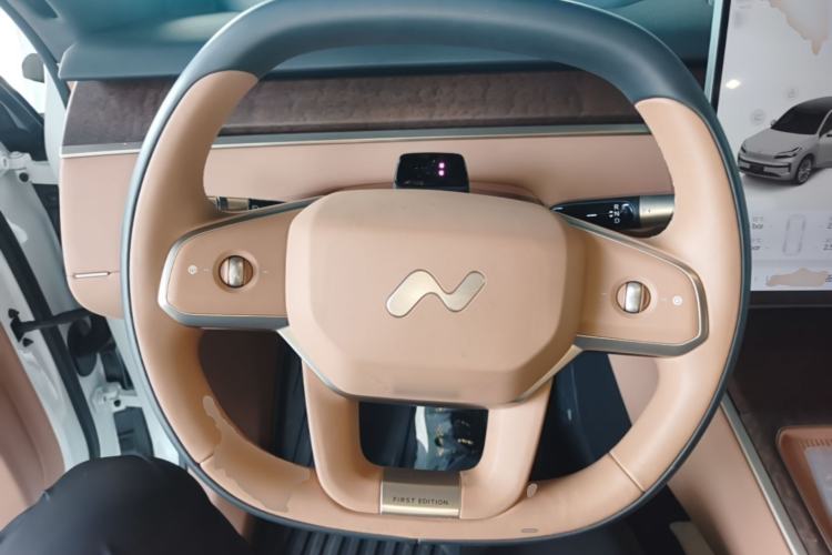 Used ONVO Luxeed L90 2025 Model—Max Six-Seater Version Steering Wheel