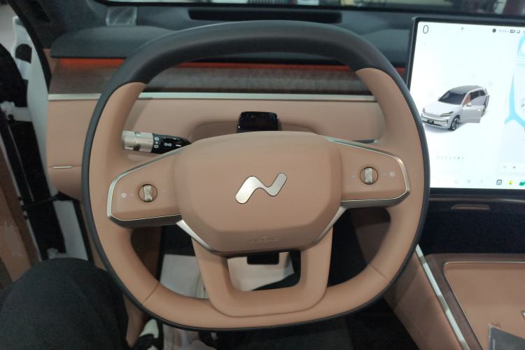 Used ONVO Luxeed L90 2025 Model—Max Six-Seater Version Steering Wheel