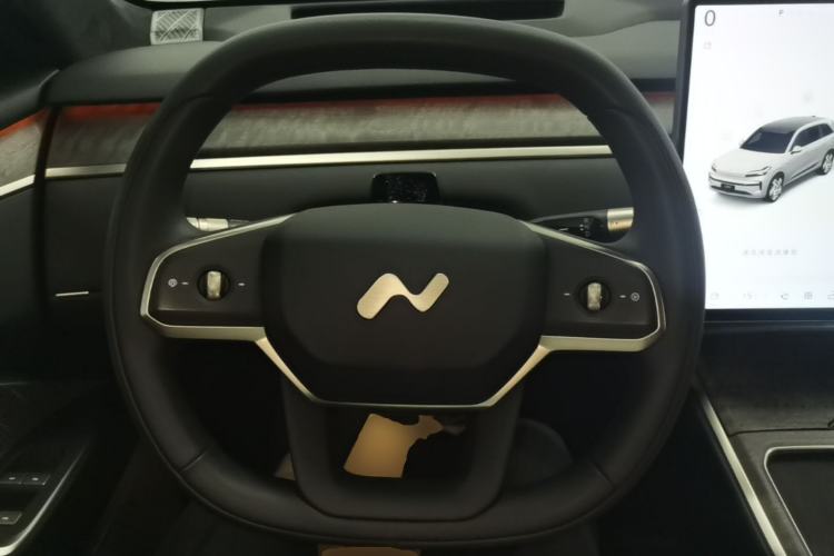 Used ONVO Luxeed L90 2025 Model—Max Six-Seater Version Steering Wheel