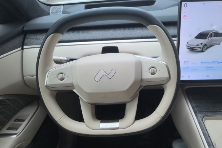 Used ONVO Luxeed L90 2025 Model—Max Six-Seater Version Steering Wheel