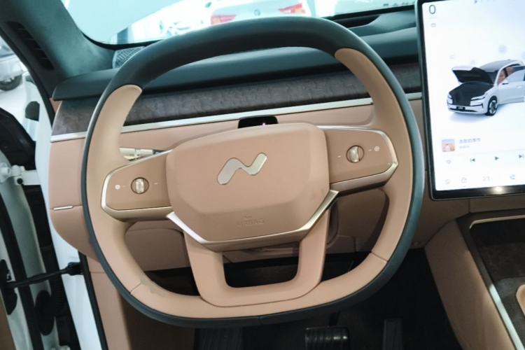 Used ONVO Luxeed L90 2025 Model—Max Six-Seater Version Steering Wheel