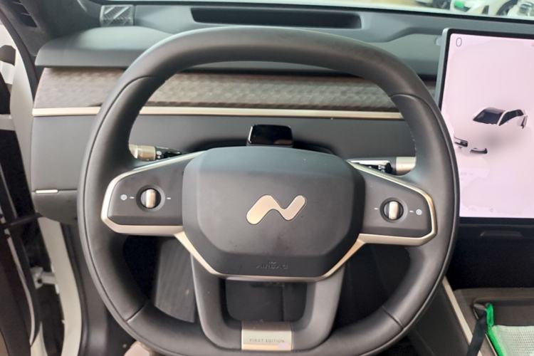 Used ONVO Luxeed L90 2025 Model—Max Six-Seater Version Steering Wheel