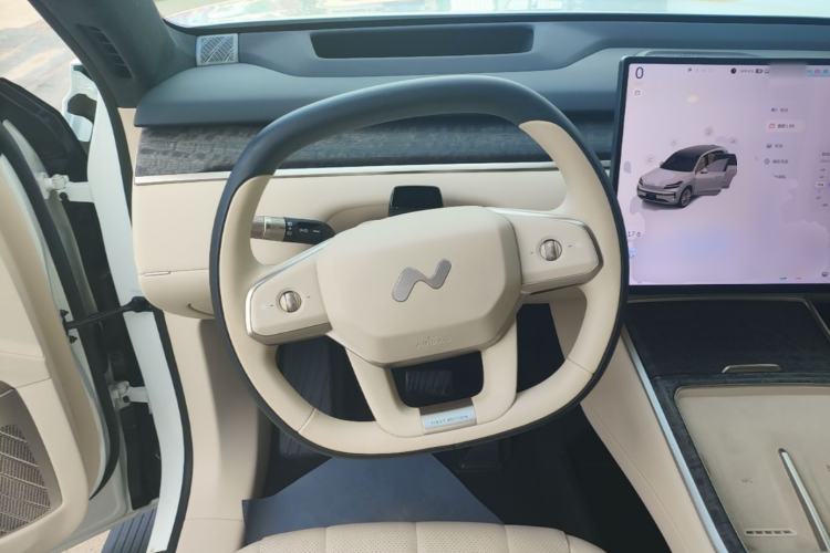 Used ONVO Luxeed L90 2025 Model—Max Six-Seater Version Steering Wheel