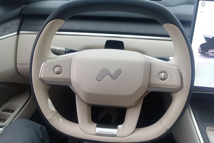 Used ONVO Luxeed L90 2025 Model—Max Six-Seater Version Steering Wheel