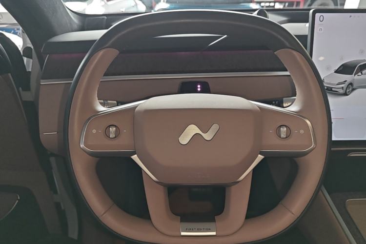 Used ONVO Luxeed L90 2025 Model—Max Six-Seater Version Steering Wheel
