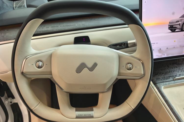 Used ONVO Luxeed L90 2025 Model—Ultra Six-Seater Version Steering Wheel