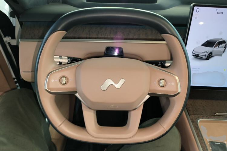 Used ONVO Luxeed L90 2025 Model—Max Six-Seater Version Steering Wheel