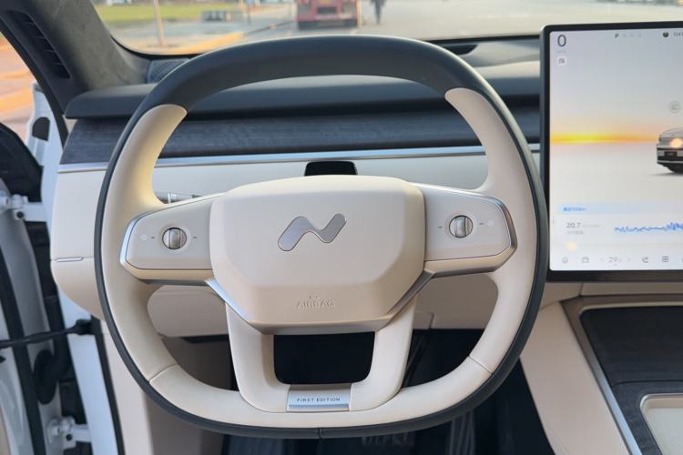 Used ONVO Luxeed L90 2025 Model—Max Six-Seater Version Steering Wheel
