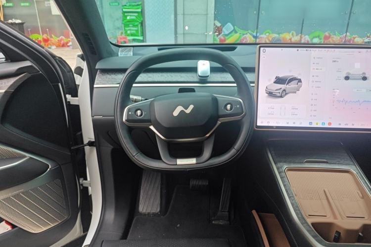 Used ONVO Luxeed L90 2025 Model—Max Six-Seater Version Steering Wheel