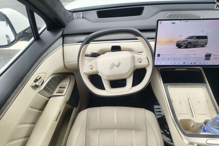 Used ONVO Luxeed L90 2025 Model—Max Six-Seater Version Steering Wheel