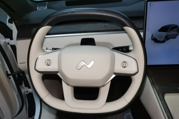 Used ONVO Luxeed L90 2025 Model—Ultra Six-Seater Version Steering Wheel