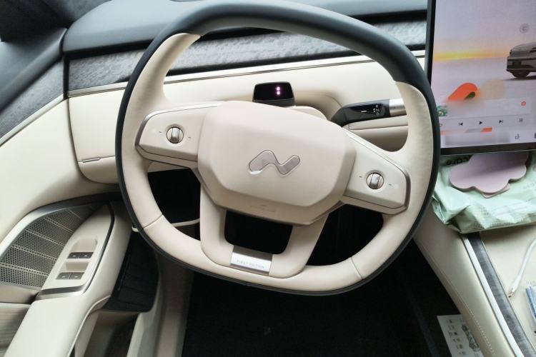 Used ONVO Luxeed L90 2025 Model—Max Six-Seater Version Steering Wheel
