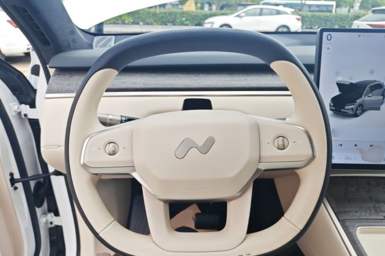Used ONVO Luxeed L90 2025 Model—Ultra Six-Seater Version Steering Wheel