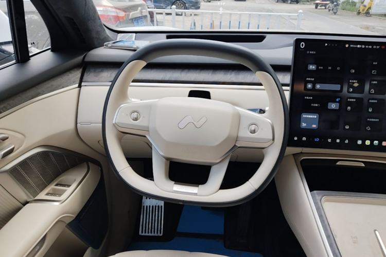 Used ONVO Luxeed L90 2025 Model—Max Six-Seater Version Steering Wheel