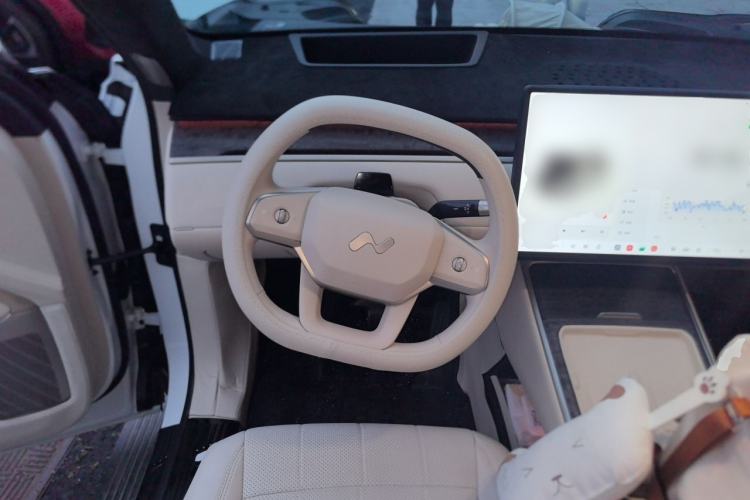 Used ONVO Luxeed L90 2025 Model—Ultra Six-Seater Version Steering Wheel