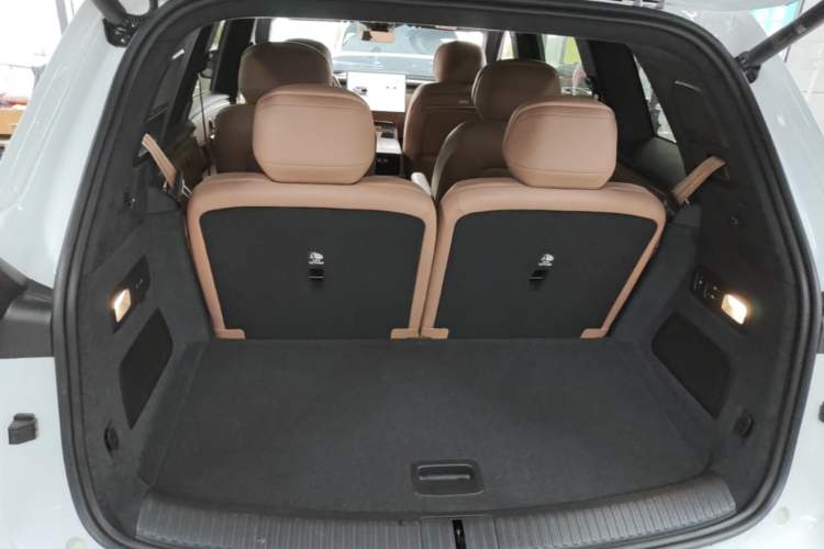 Used ONVO Luxeed L90 2025 Model—Ultra Six-Seater Version Trunk