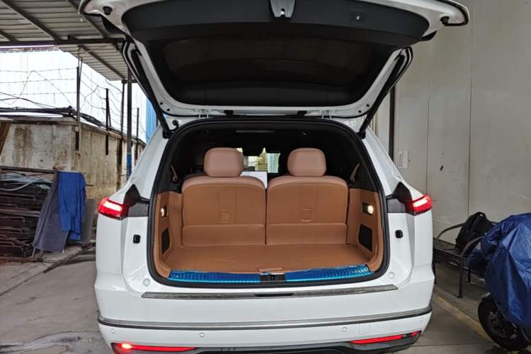 Used ONVO Luxeed L90 2025 Model—Ultra Six-Seater Version Trunk