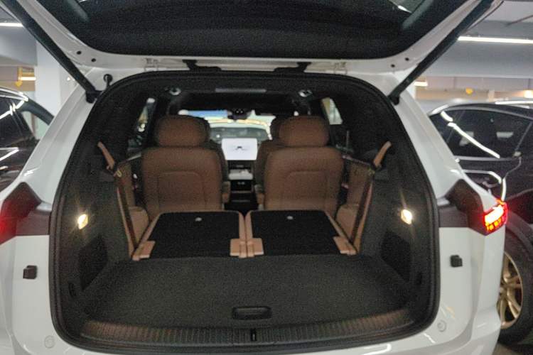 Used ONVO Luxeed L90 2025 Model—Ultra Six-Seater Version Trunk
