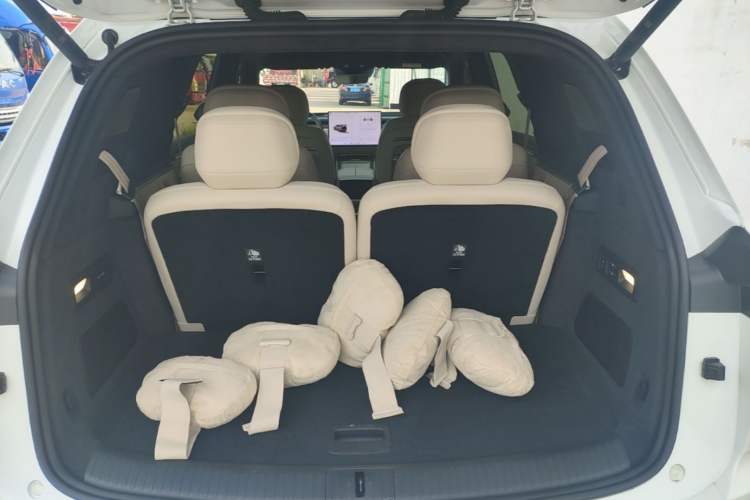 Used ONVO Luxeed L90 2025 Model—Max Six-Seater Version Trunk