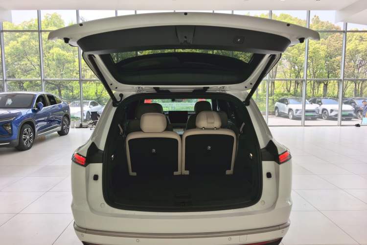 Used ONVO Luxeed L90 2025 Model—Ultra Six-Seater Version Trunk