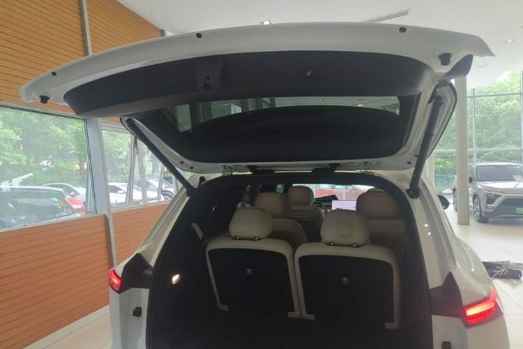 Used ONVO Luxeed L90 2025 Model—Ultra Six-Seater Version Trunk
