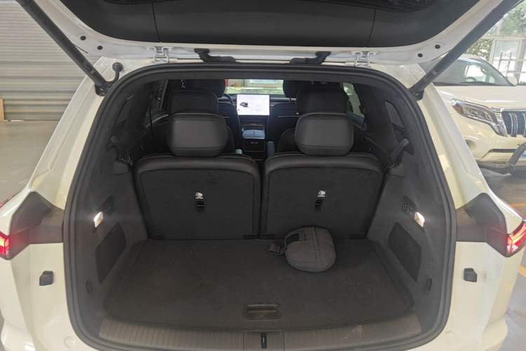 Used ONVO Luxeed L90 2025 Model—Ultra Six-Seater Version Trunk