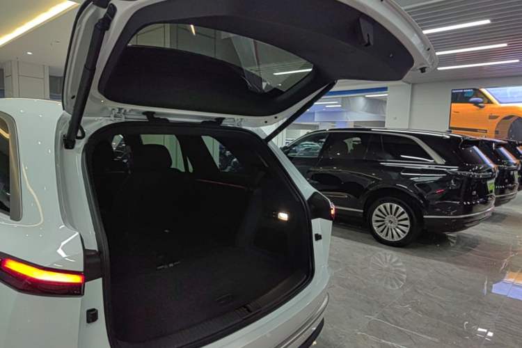 Used ONVO Luxeed L90 2025 Model—Pro Six-Seater Version Trunk