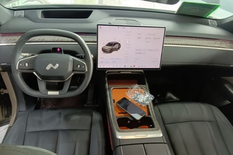 Used ONVO Luxeed L90 2025 Model—Pro Six-Seater Version Center Console