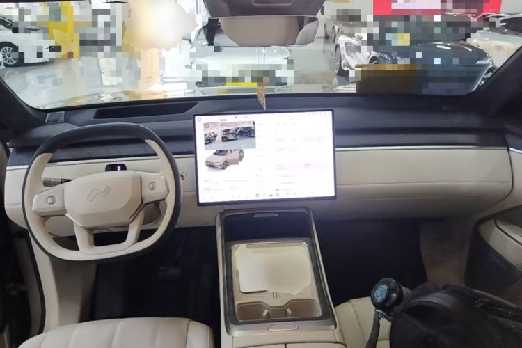 Used ONVO Luxeed L90 2025 Model—Max Seven-Seater Version Center Console