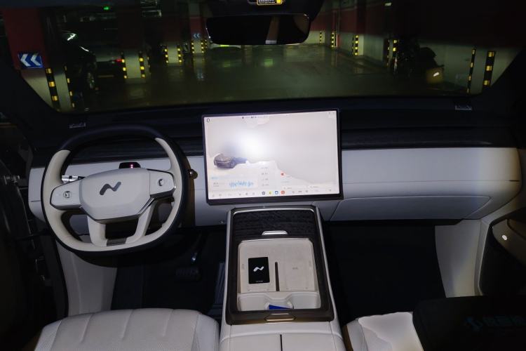 Used ONVO Luxeed L90 2025 Model—Ultra Six-Seater Version Center Console