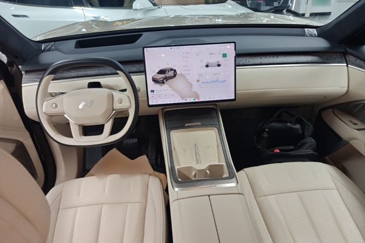 Used ONVO Luxeed L90 2025 Model—Ultra Six-Seater Version Center Console
