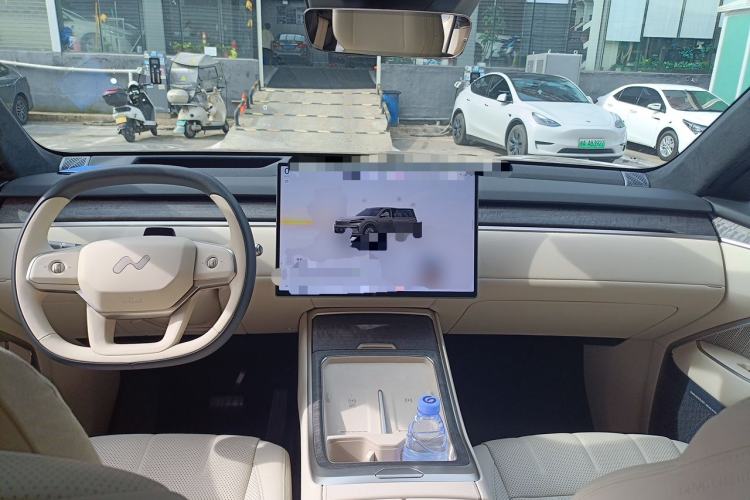 Used ONVO Luxeed L90 2025 Model—Ultra Six-Seater Version Center Console