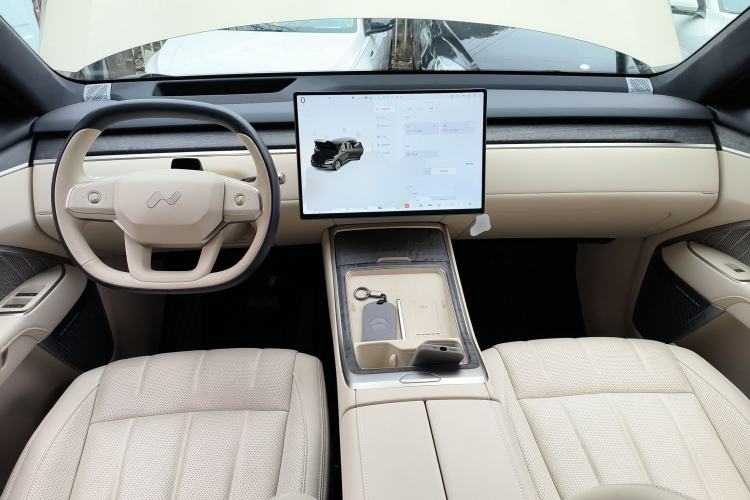 Used ONVO Luxeed L90 2025 Model—Ultra Six-Seater Version Center Console