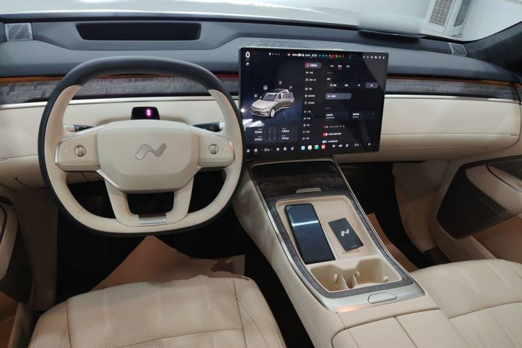 Used ONVO Luxeed L90 2025 Model—Max Six-Seater Version Center Console