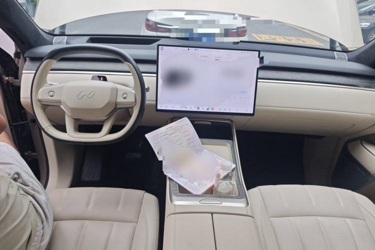 Used ONVO Luxeed L90 2025 Model—Max Six-Seater Version Center Console