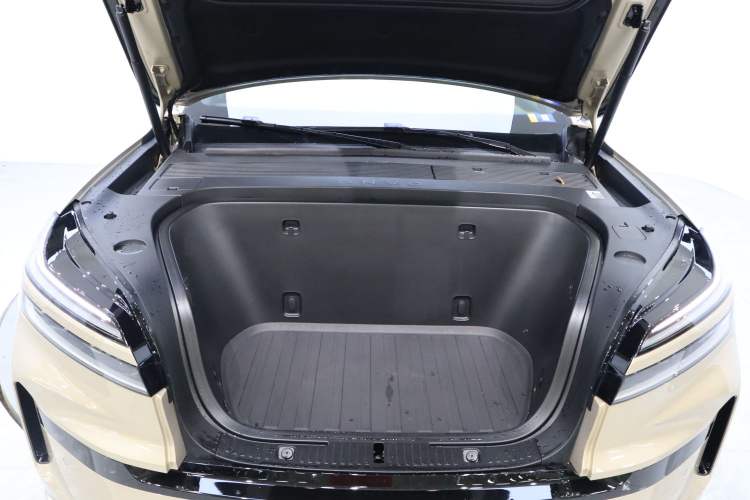 Used ONVO Luxeed L90 2025 Model—Max Seven-Seater Version Engine Bay