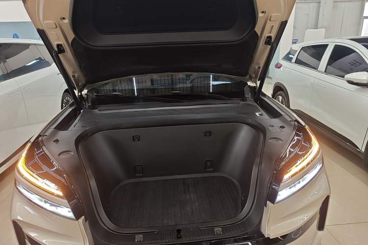 Used ONVO Luxeed L90 2025 Model—Max Six-Seater Version Engine Bay