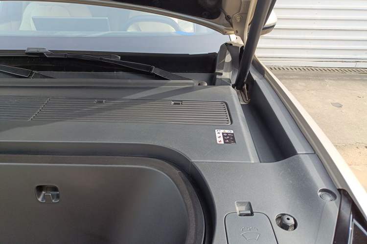 Used ONVO Luxeed L90 2025 Model—Ultra Six-Seater Version Engine Bay Left